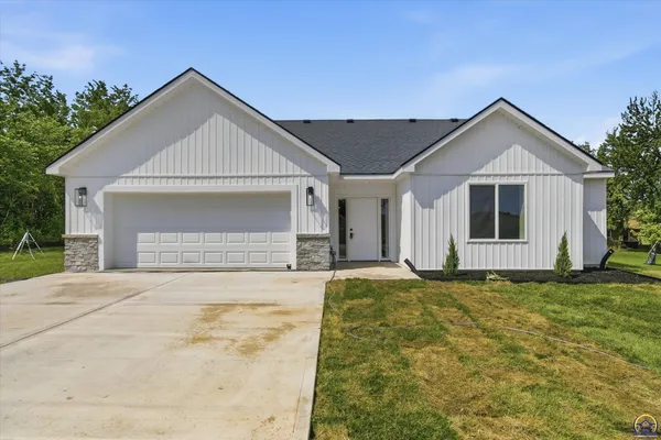 $459,900 | 7847 Seneca Lake Road, Ozawkie, KS 66070
