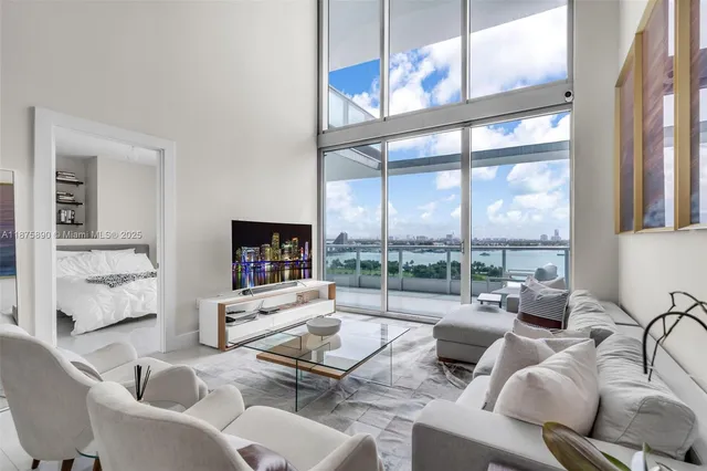 $1,450,000 | 900 Biscayne Boulevard, Unit 1707, Miami, FL 33132