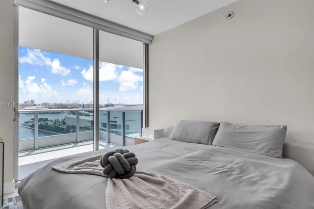 $1,450,000 | 900 Biscayne Boulevard, Unit 1707, Miami, FL 33132