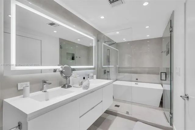 $1,450,000 | 900 Biscayne Boulevard, Unit 1707, Miami, FL 33132