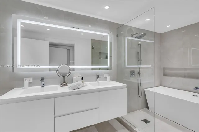 $1,450,000 | 900 Biscayne Boulevard, Unit 1707, Miami, FL 33132