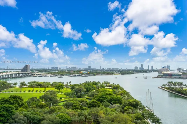 $1,450,000 | 900 Biscayne Boulevard, Unit 1707, Miami, FL 33132