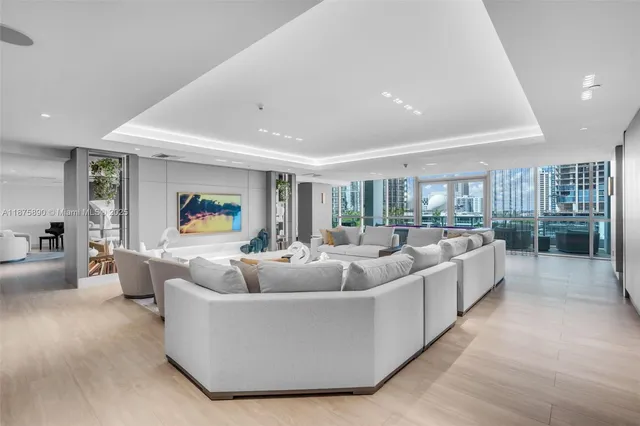 $1,450,000 | 900 Biscayne Boulevard, Unit 1707, Miami, FL 33132