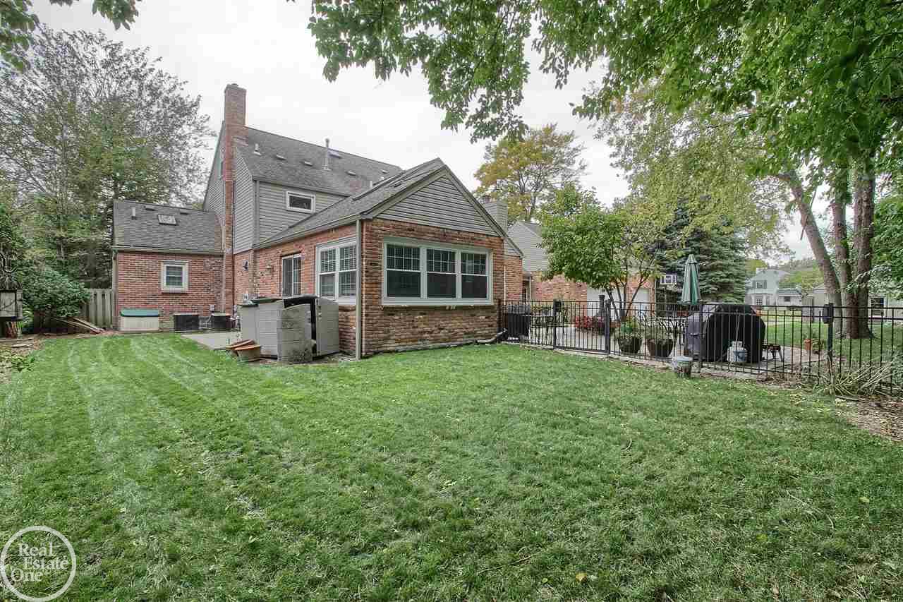 798 Pemberton Road Grosse Pointe, MI 48230 - Photo 46 of 47 31338241-45.JPG