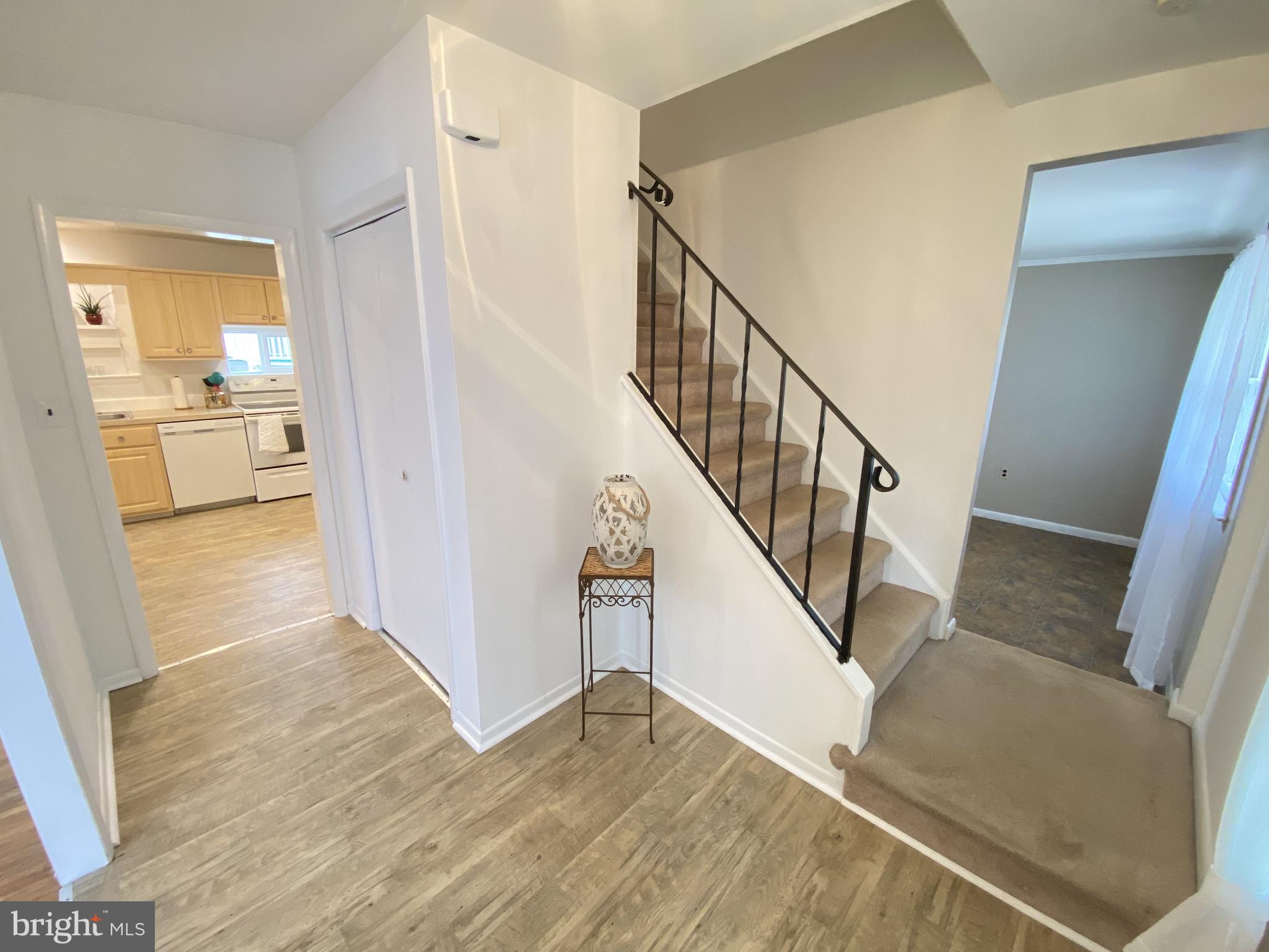 44 Rankin Road Newark, DE 19711 - Photo 2 of 23 FOYER
