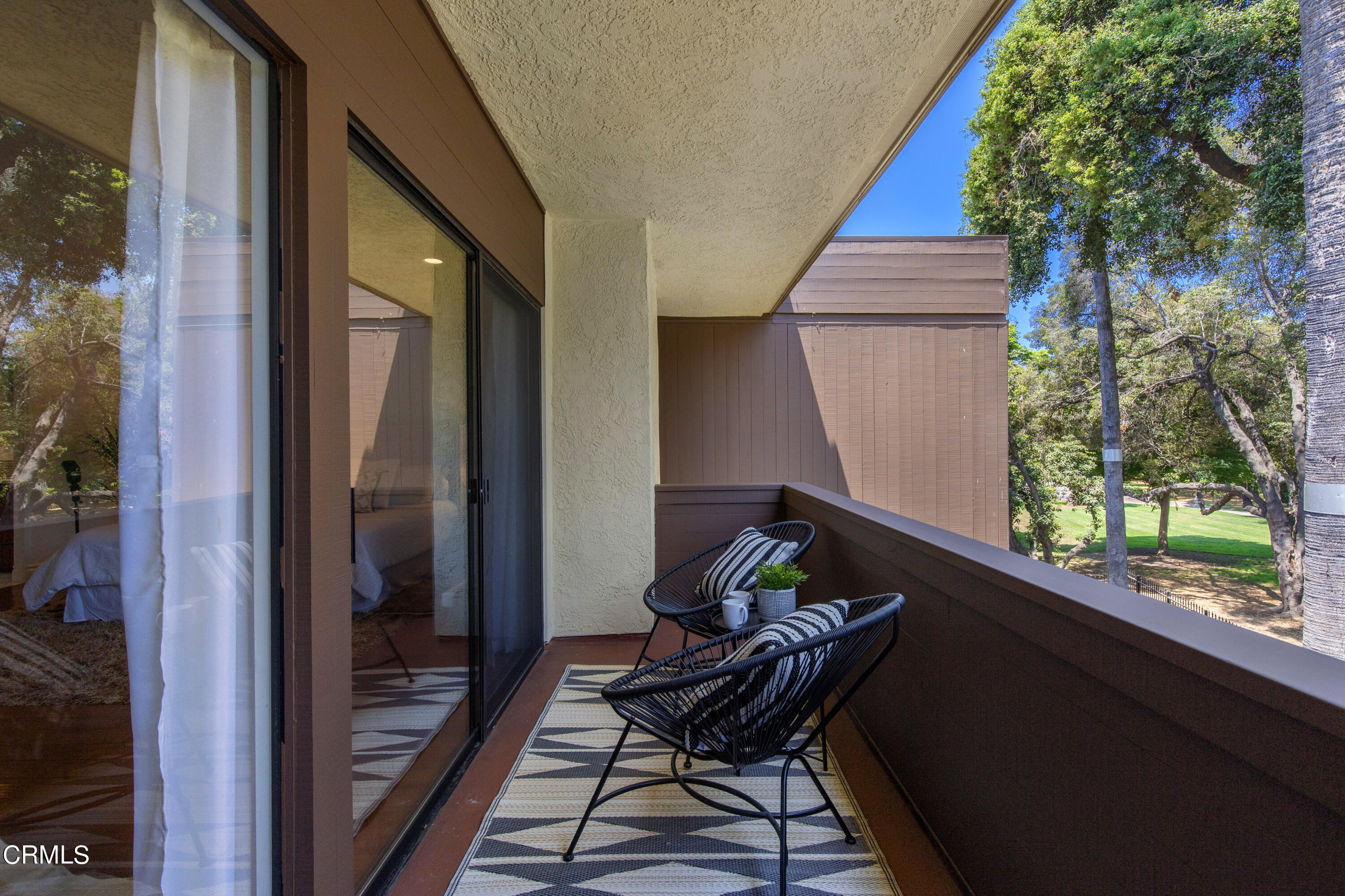 1 South Orange Grove Boulevard, Unit 12 Pasadena, CA 91105 - Photo 20 of 27 a backyard of a house with table and chairs