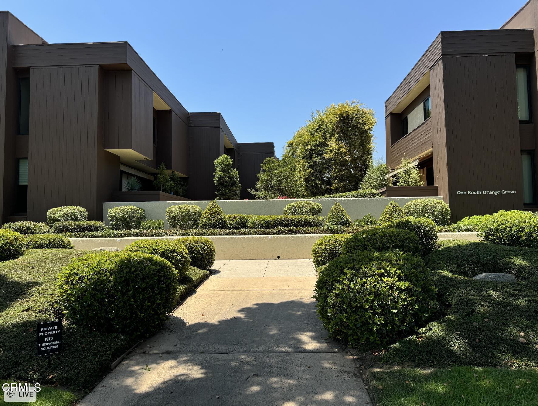1 South Orange Grove Boulevard, Unit 12 Pasadena, CA 91105 - Photo 24 of 27 a view of a back yard of the house