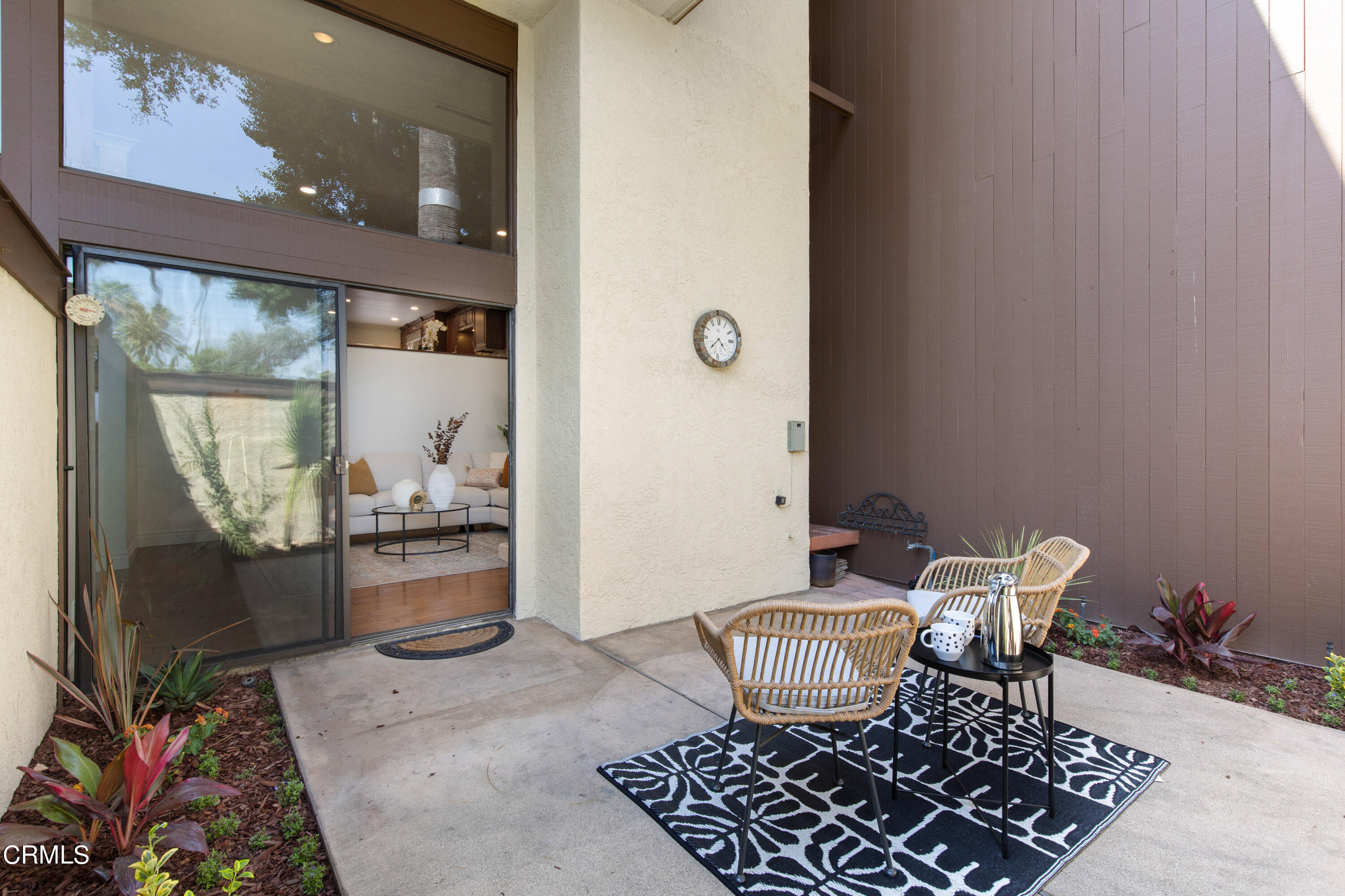 1 South Orange Grove Boulevard, Unit 12 Pasadena, CA 91105 - Photo 6 of 27 a table and chair in a room