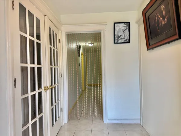 a view of entryway with rug