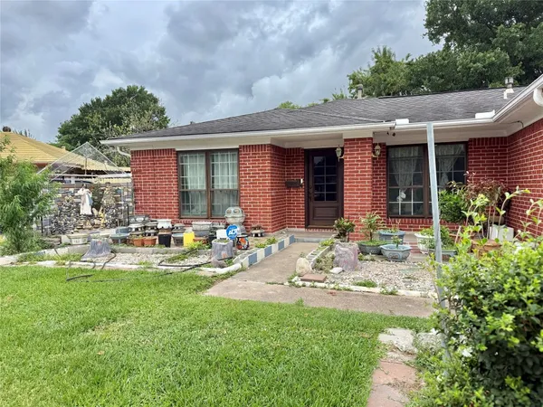 a view of a house with backyard sitting area and garden