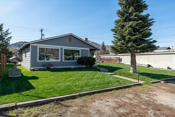 $589,000 | 916 East Johnson Avenue, Chelan, WA 98816