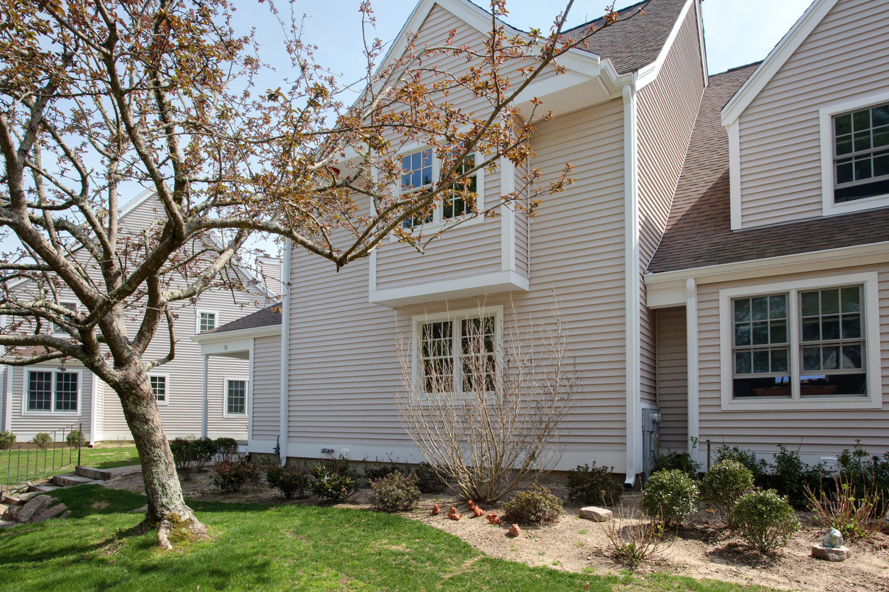 15 Hampton Court, Unit 15 Mashpee, MA 02649 - Photo 2 of 33 a front view of a house with garden