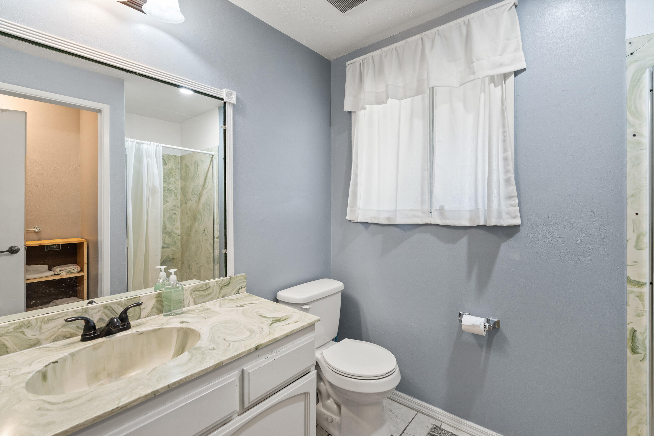 633 Libby Street Central Point, OR 97502 - Photo 13 of 20 Bathroom 2