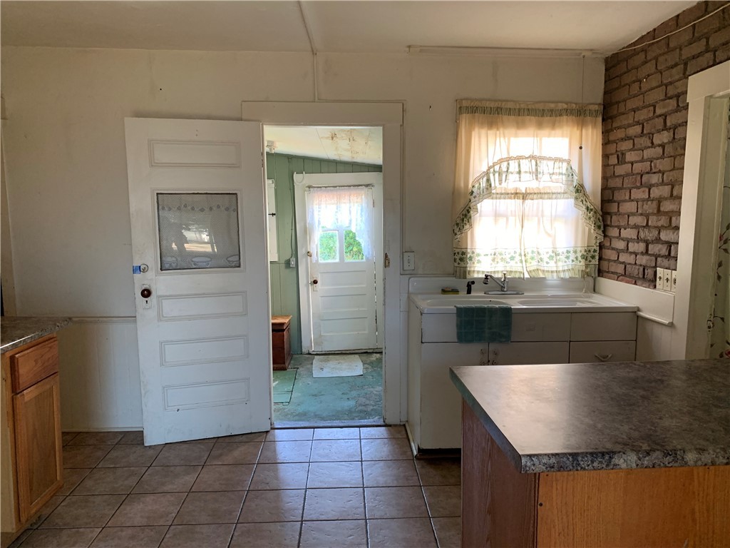 188 East Main Road Portsmouth, RI 02871 - Photo 4 of 19 Gallery Image 4
