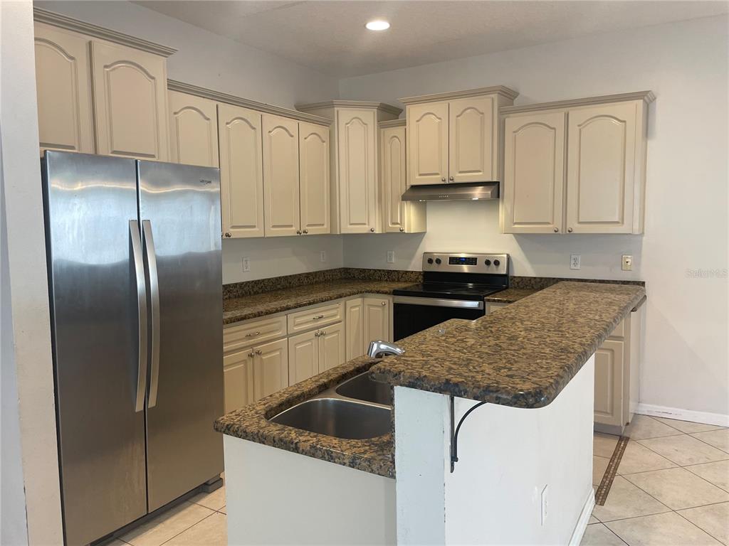 646 Norfolk Street Dunedin, FL 34698 - Photo 2 of 32