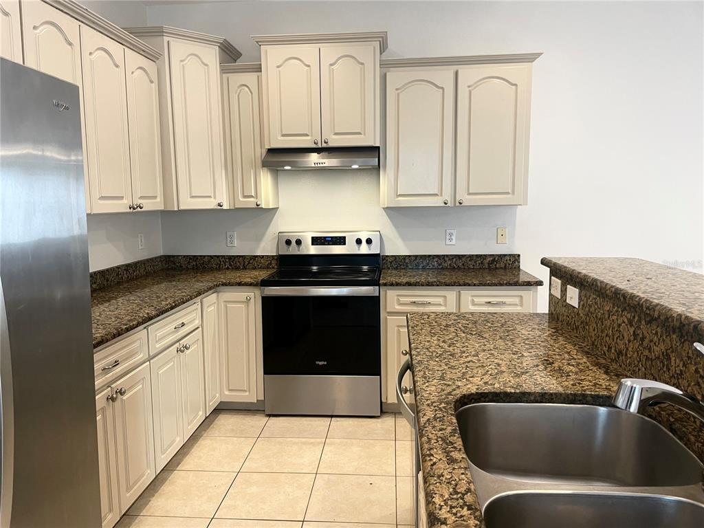 646 Norfolk Street Dunedin, FL 34698 - Photo 3 of 32