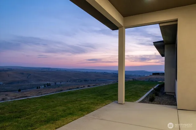 a view of a back yard