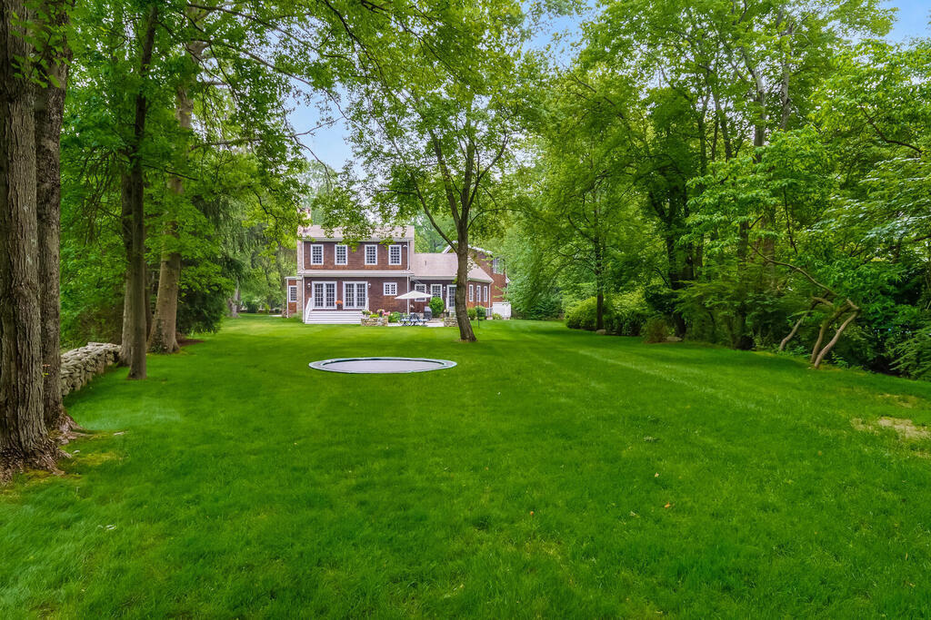 327 Middlesex Road Darien, CT 06820 - Photo 35 of 40 a view of a house with backyard and a garden