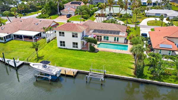 $2,000,000 | 8422 Southeast Royal Street, Hobe Sound, FL 33455
