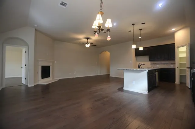 a view of empty room with window