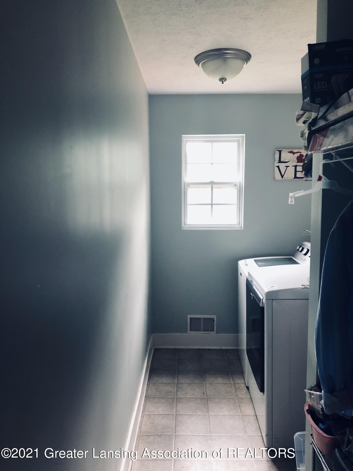 3145 Innsbrook Drive Owosso, MI 48867 - Photo 9 of 30 Laundry Room