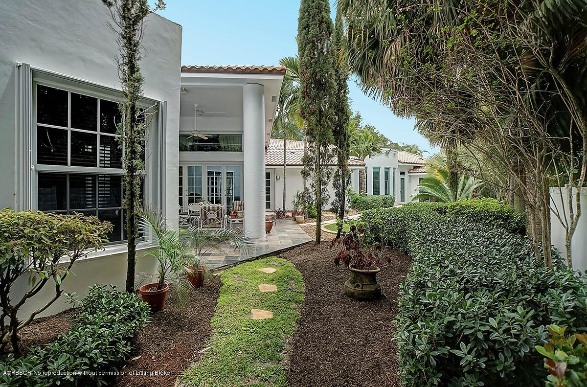 2570 Hampton Bridge Road Delray Beach, FL 33445 - Photo 36 of 40 a view of a house with backyard and sitting area