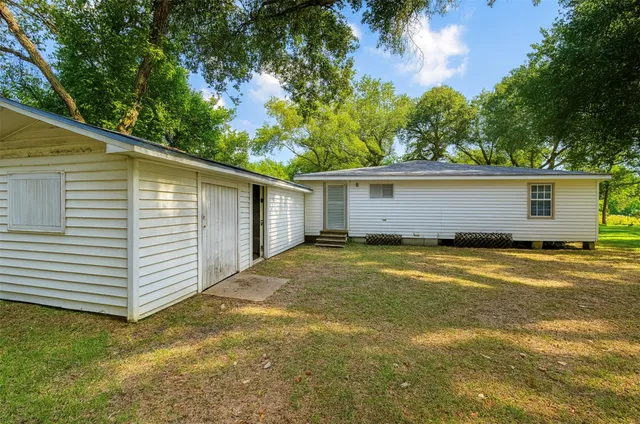 a view of a house with a backyard
