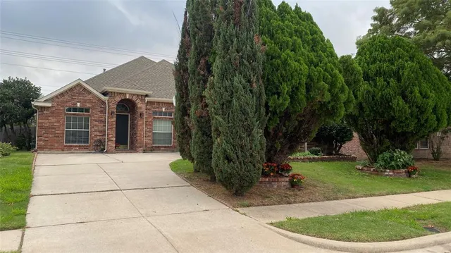 a view of a house with a backyard