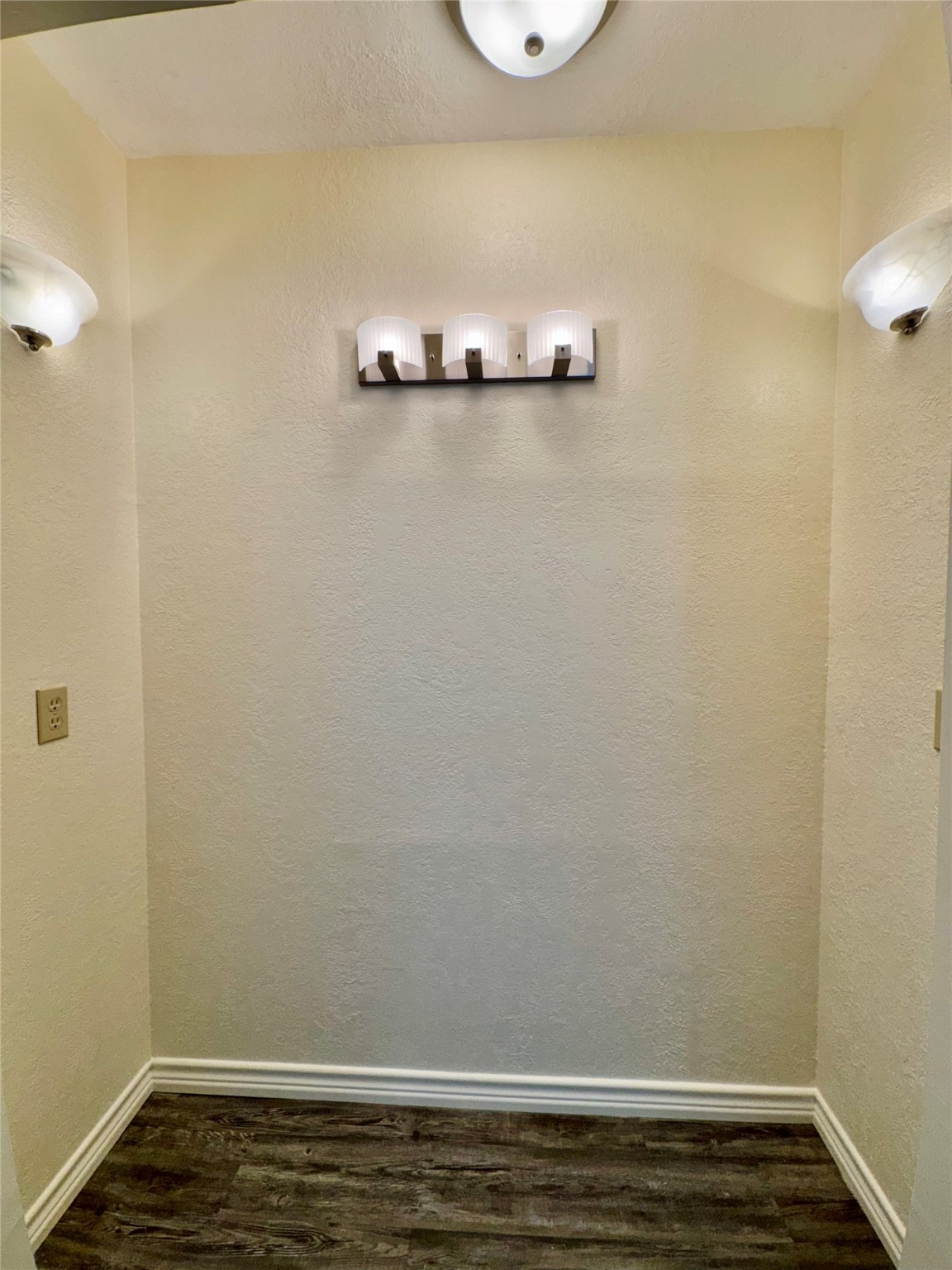 504 Timber Bay Drive Trinity, TX 75862 - Photo 23 of 48 nook for makeup vanity in primary bedroom