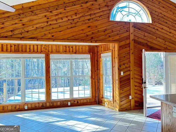 a view of front door with entryway