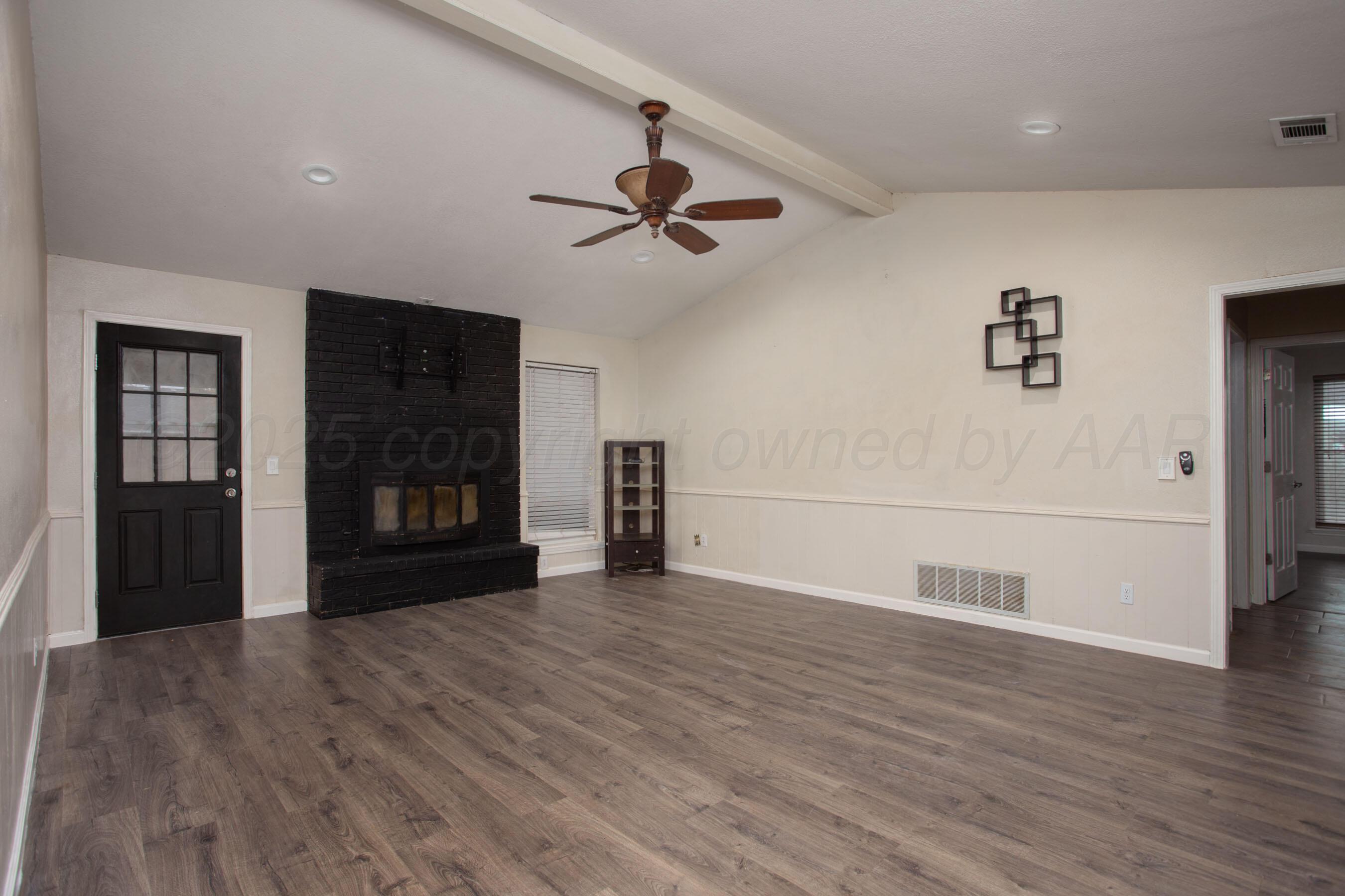 8015 Kerr Place Amarillo, TX 79121 - Photo 3 of 22 Living Room