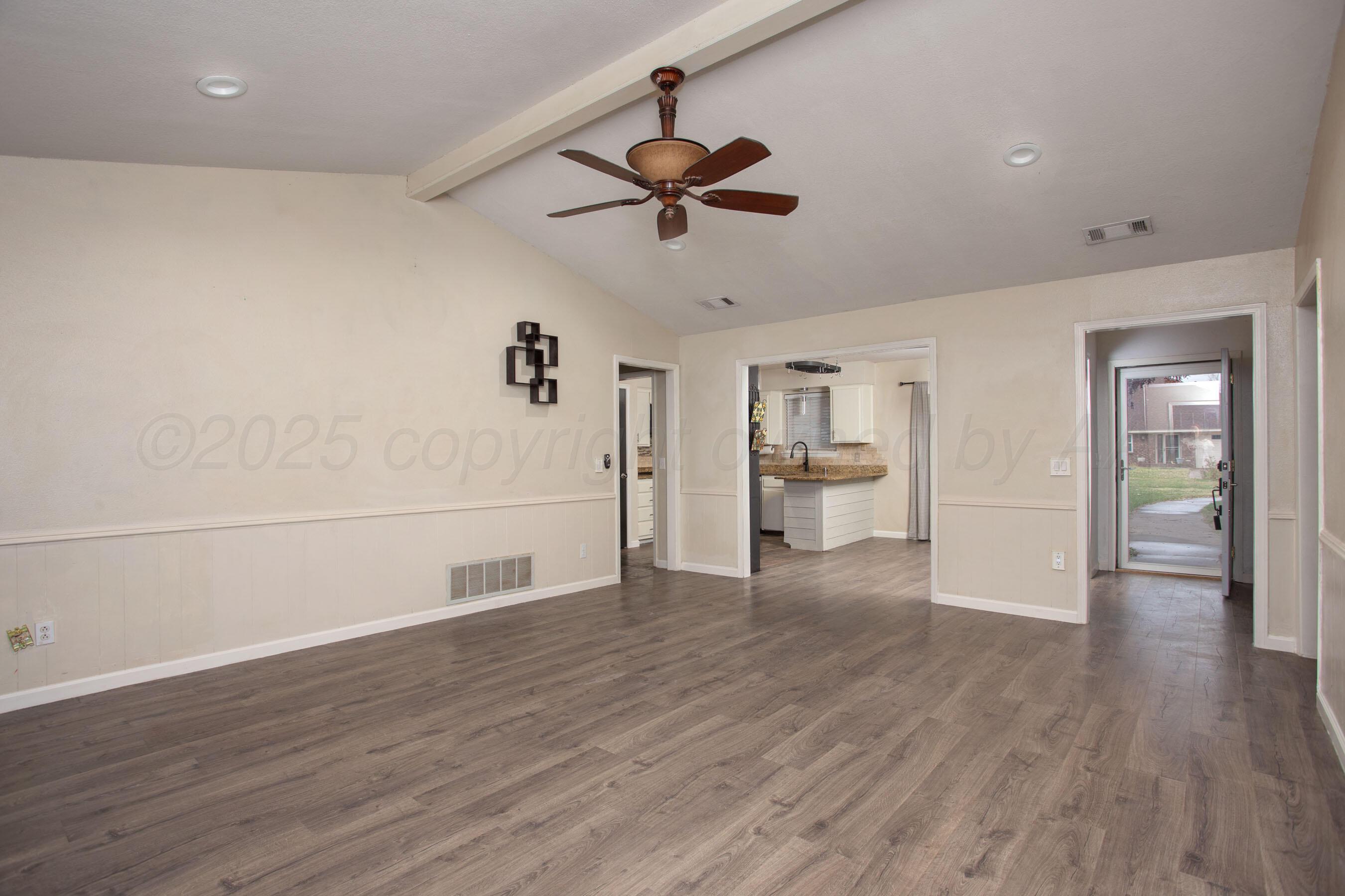 8015 Kerr Place Amarillo, TX 79121 - Photo 4 of 22 Living Room