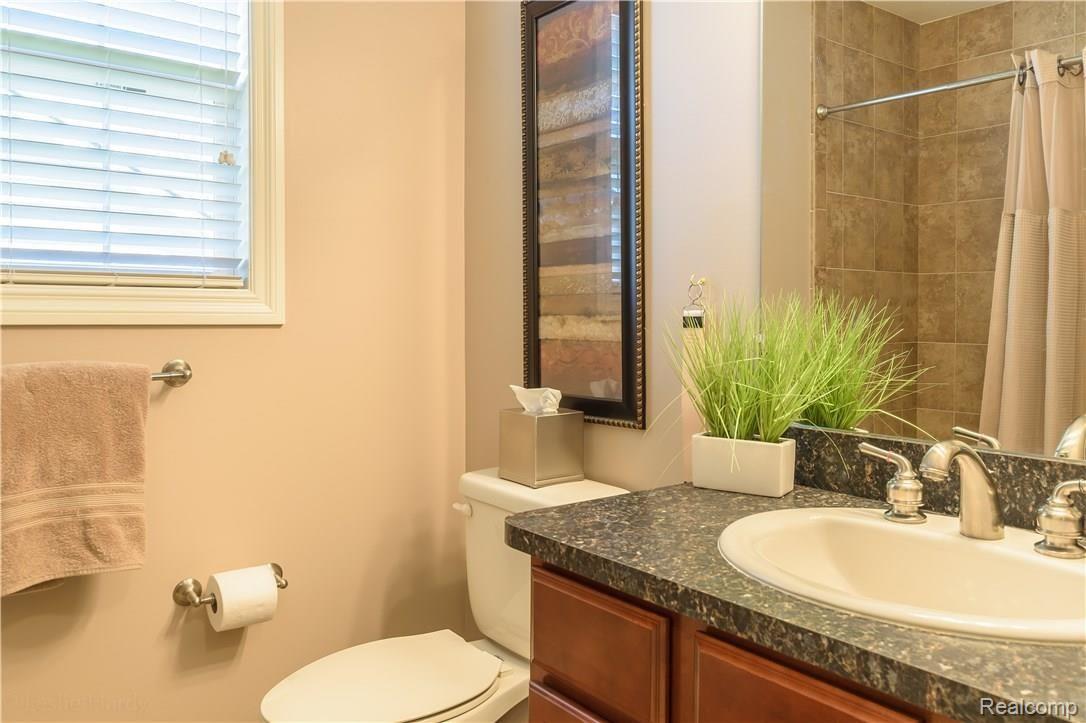 593 Poplar Court Rochester, MI 48306 - Photo 15 of 22 Upper Full Bath