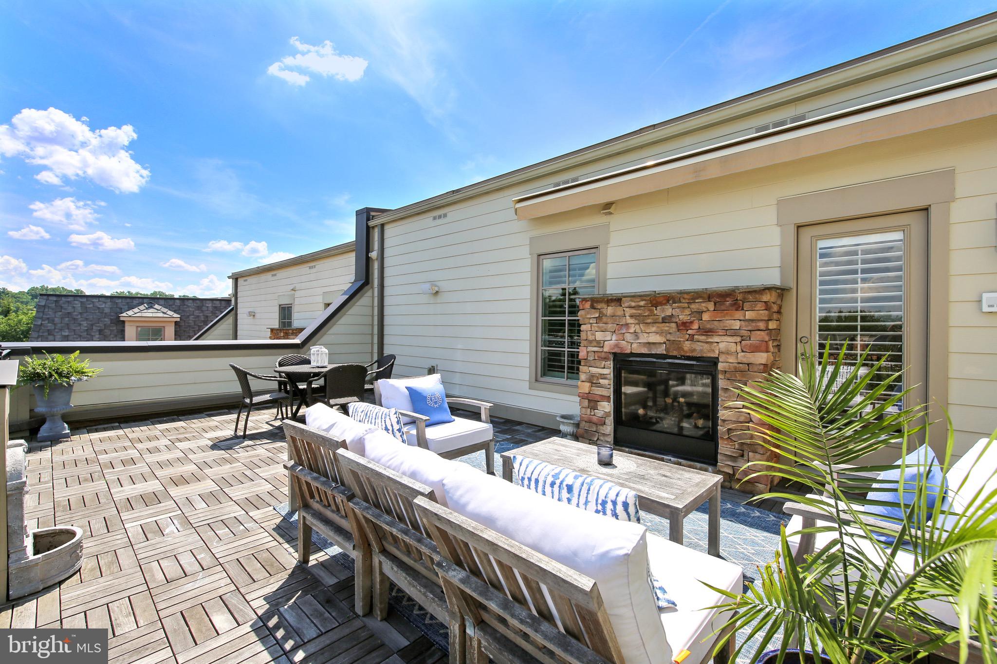 1411 Ridgeview Way Washington, DC 20007 - Photo 29 of 43 Great space and Fireplace too!