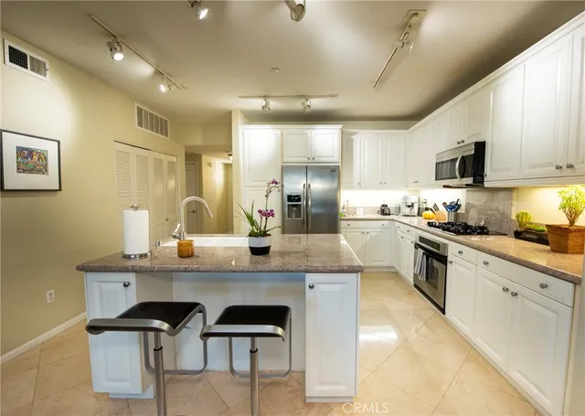 $1,088,000 | 1400 East Ocean Boulevard, Unit 2410, Long Beach, CA 90802