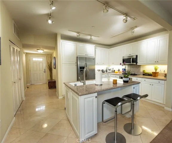 $1,088,000 | 1400 East Ocean Boulevard, Unit 2410, Long Beach, CA 90802