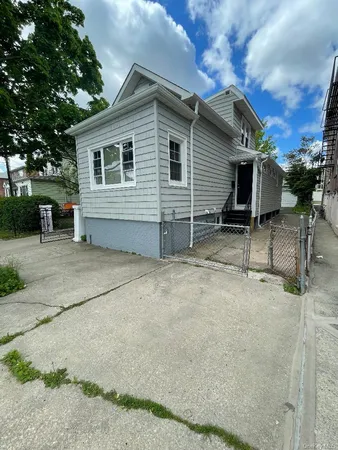 a view of a house with backyard