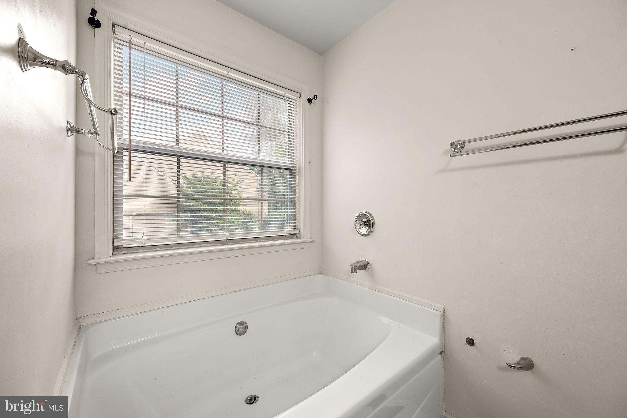40 Arizona State Drive Newark, DE 19713 - Photo 30 of 50 Bright and airy bathroom with a relaxing tub.