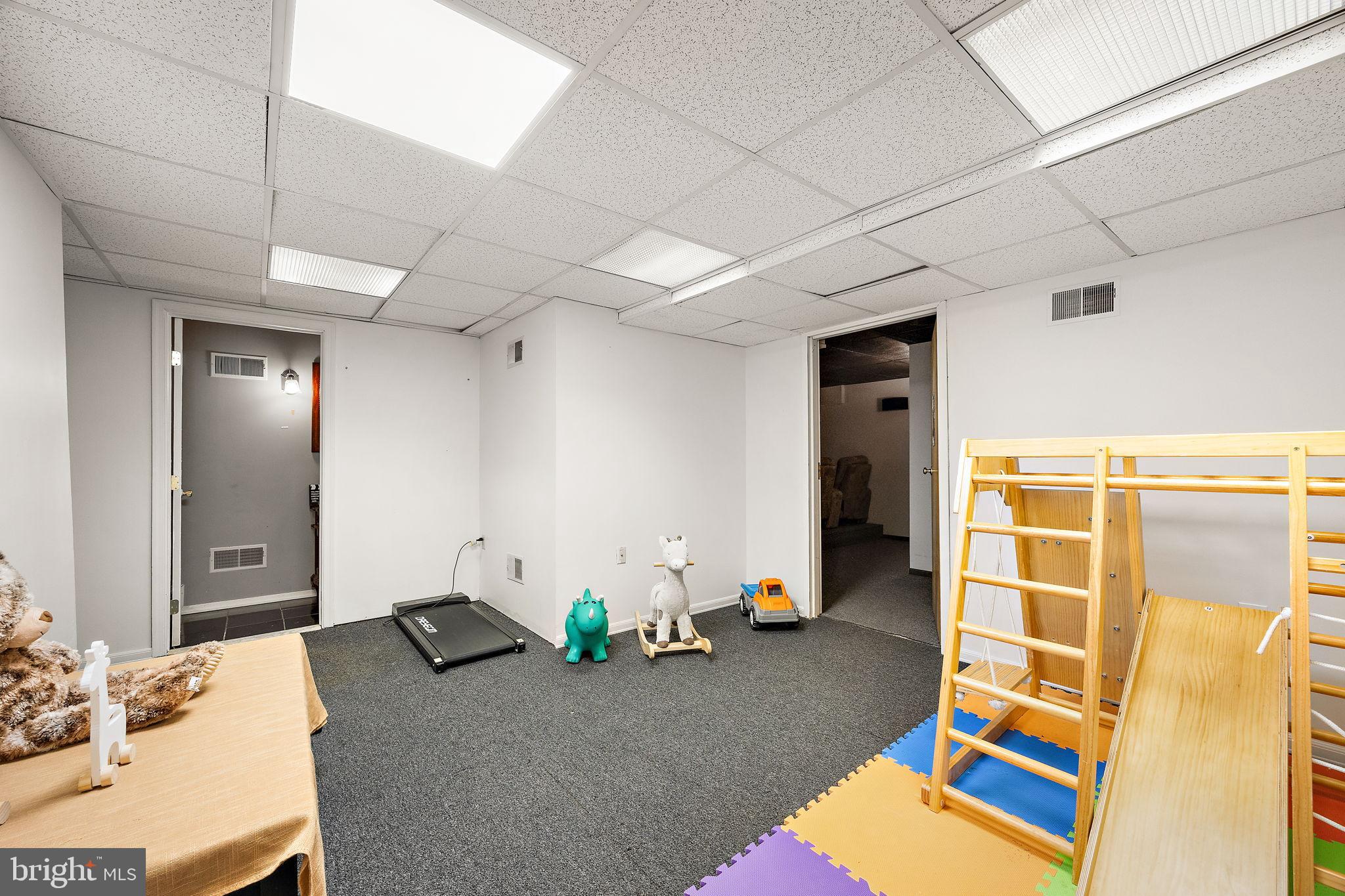 40 Arizona State Drive Newark, DE 19713 - Photo 31 of 50 Versatile playroom with ample space.