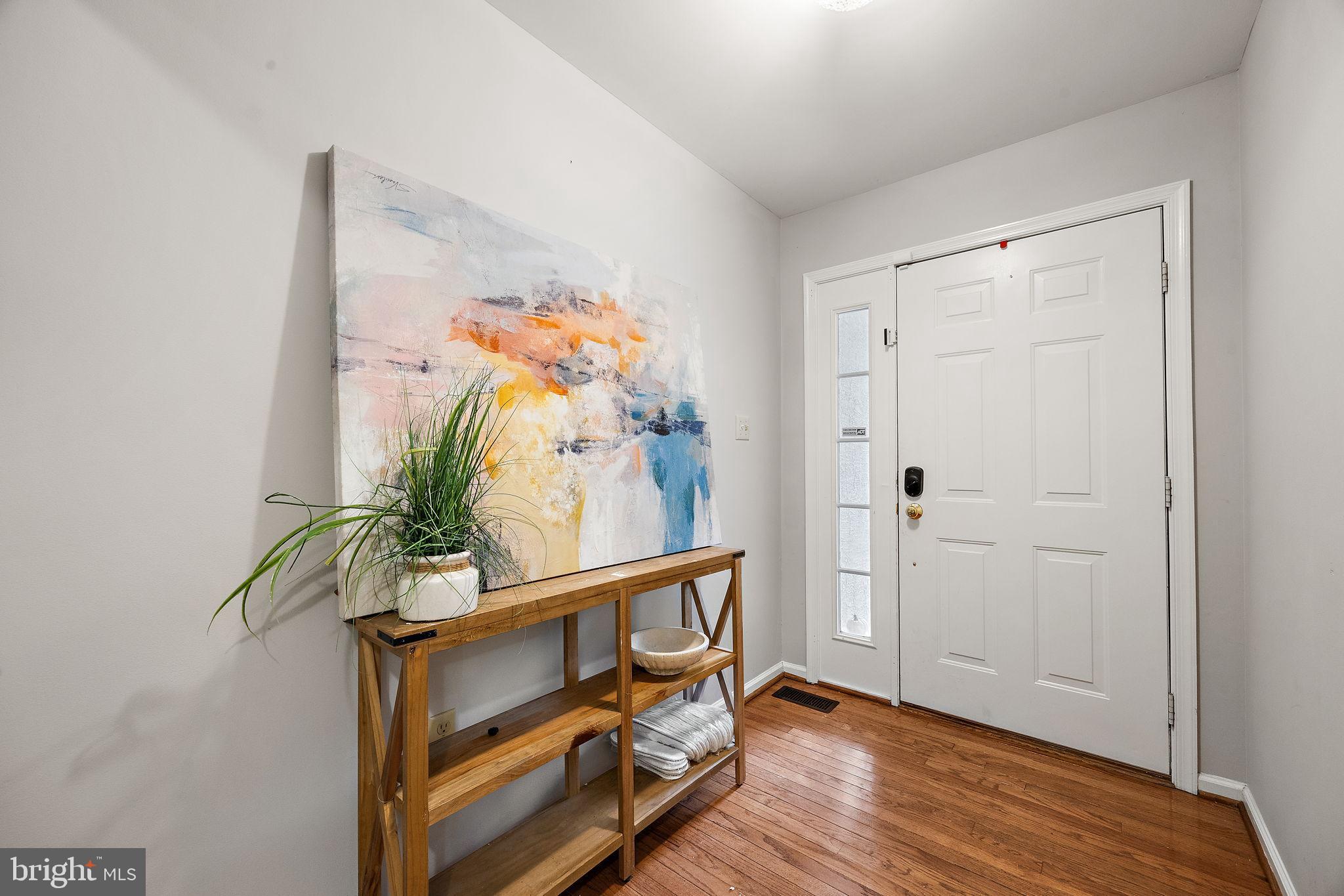 40 Arizona State Drive Newark, DE 19713 - Photo 6 of 50 Bright and inviting entryway with artful flair.