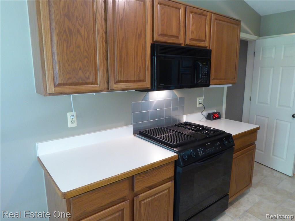 60-1 Pine Tree Ridge, Unit 23 Waterford, MI 48327 - Photo 8 of 23 2016-09-20 03.11