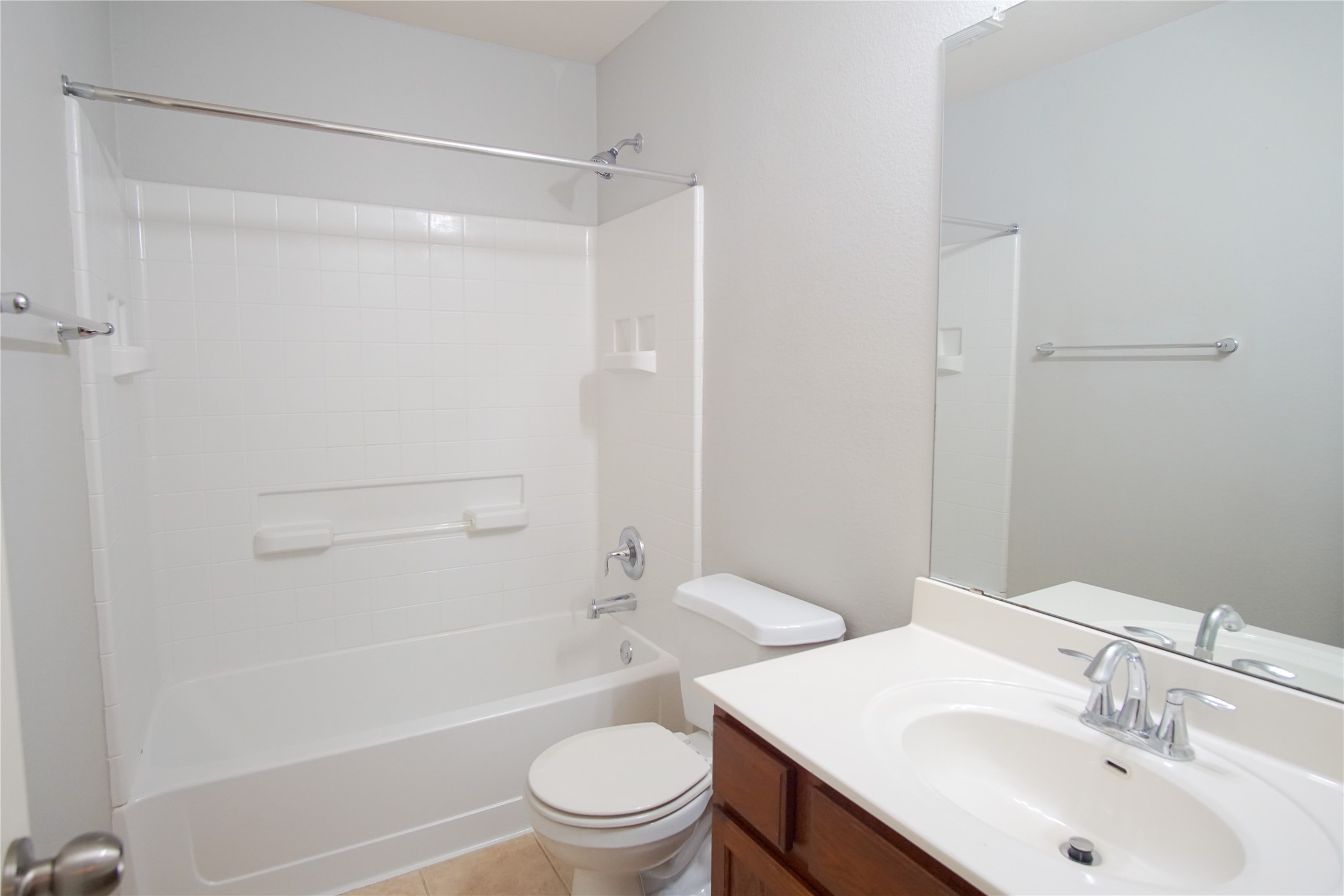 210 King Ridge Drive Buda, TX 78610 - Photo 25 of 29 Upstairs bathroom