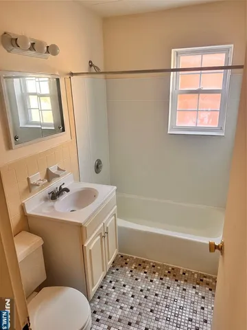 $1,750 | 278 Main Street, Unit E3, Little Ferry, NJ 07643