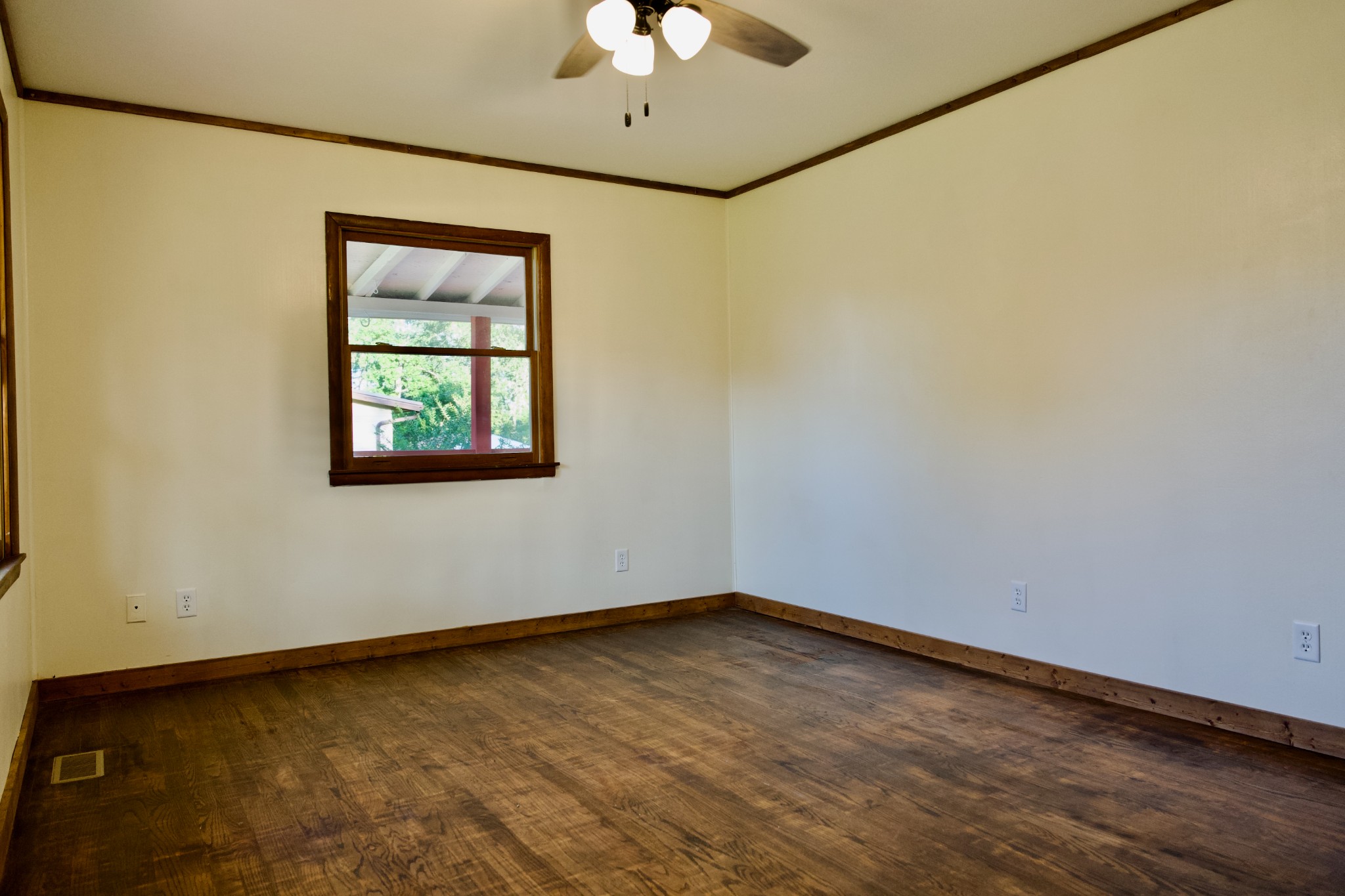 570 Forest Circle Sparta, TN 38583 - Photo 20 of 27 an empty room with a window