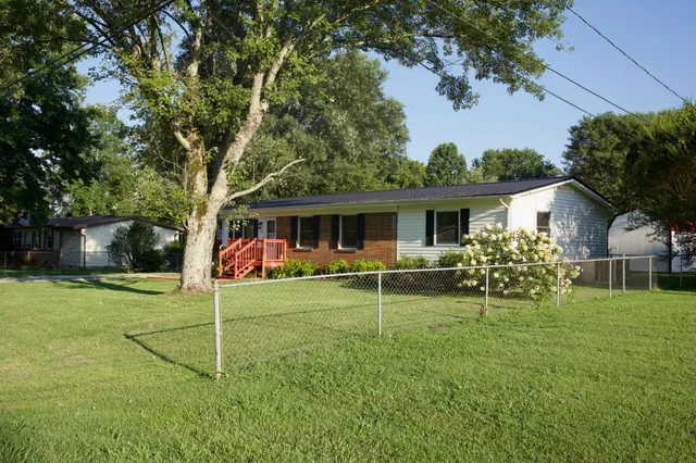 a view of a house with backyard and porch