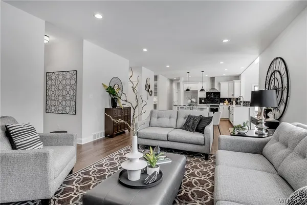 $989,900 | 4 Streamsong Court, Amherst, NY 14051