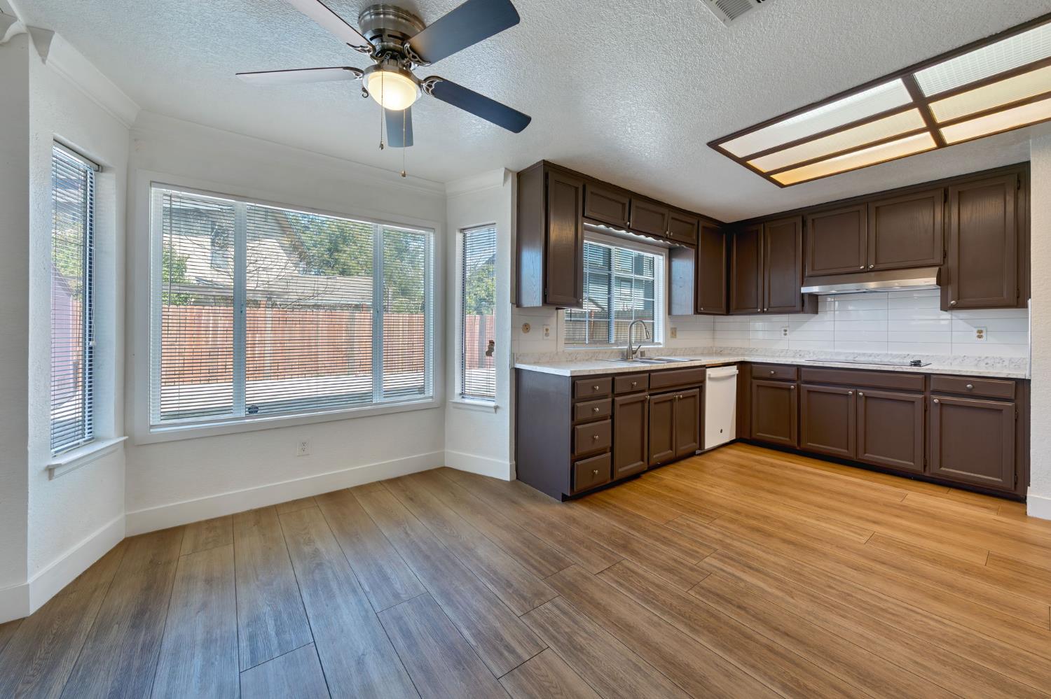 8908 Liscarney Way Sacramento, CA 95828 - Photo 11 of 49