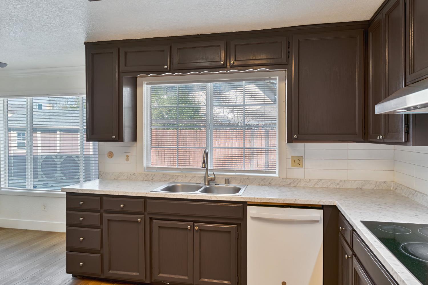 8908 Liscarney Way Sacramento, CA 95828 - Photo 15 of 49