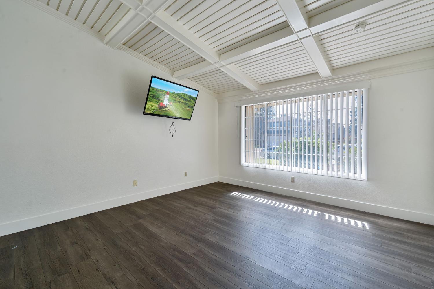 8908 Liscarney Way Sacramento, CA 95828 - Photo 6 of 49