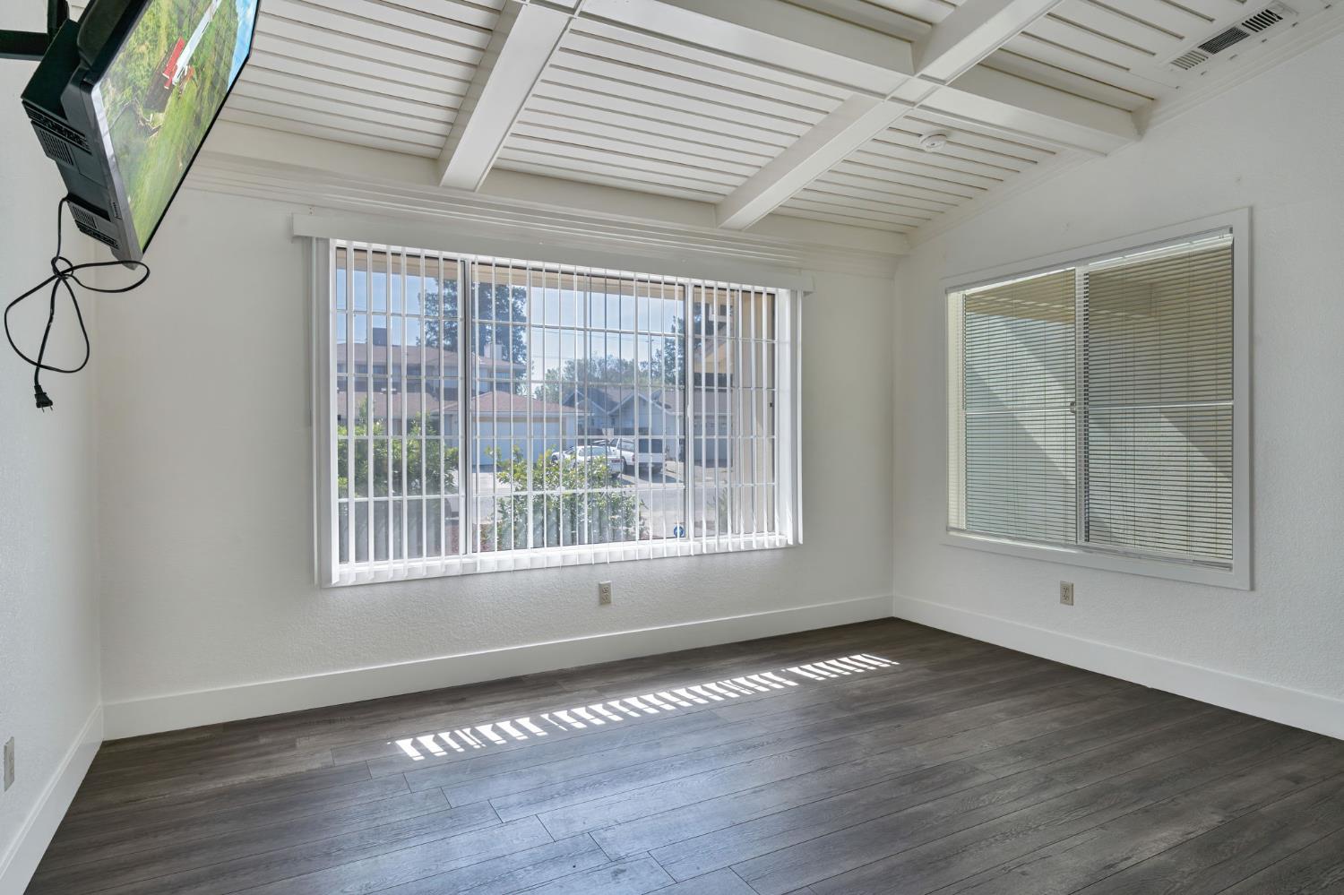 8908 Liscarney Way Sacramento, CA 95828 - Photo 7 of 49